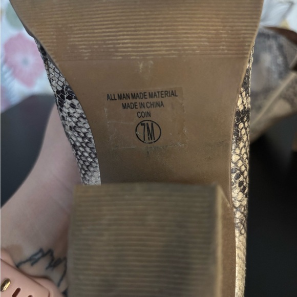 Chic Snakeskin Pattern Heeled Boots - Picture 5 of 5